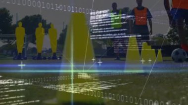 Animasyon, egzersiz yapan çeşitli erkek futbol oyuncuları üzerinde veri işleme. Küresel spor ve dijital arayüz kavramı dijital olarak oluşturulmuş video.