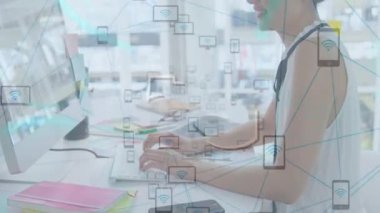 Kafkas iş kadını üzerinden bilgisayar kullanarak 5G metin animasyonu. küresel iş ve dijital arayüz kavramı dijital olarak oluşturulmuş video.