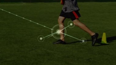 Çeşitli erkek futbol oyuncularının oynadığı veri işleme animasyonları. Küresel spor ve dijital arayüz kavramı dijital olarak oluşturulmuş video.