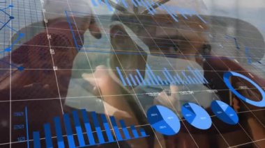 Finansal grafiklerin ve doların animasyonu Afro-Amerikan maskeli adamdan daha önemli. küresel ekonomi, finans, iş ve teknoloji kavramı dijital olarak oluşturulmuş video.