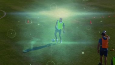 Çeşitli erkek futbol oyuncularının oynadığı veri işleme animasyonları. Küresel spor ve dijital arayüz kavramı dijital olarak oluşturulmuş video.