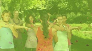 Konfetilerin düşüşünün animasyonu çeşitli kadınların açık havada esnemesine uyuyor. Spor, rekabet ve başarı konsepti dijital olarak oluşturulmuş video.