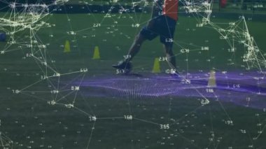 Animasyon, egzersiz yapan çeşitli erkek futbol oyuncuları üzerinde veri işleme. Küresel spor ve dijital arayüz kavramı dijital olarak oluşturulmuş video.