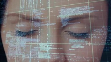 Kafkasyalı gözleri kapalı bir kadının yüzü üzerinde veri işleme animasyonu. Veri işleme, güzellik, makyaj ve teknoloji konsepti dijital olarak oluşturulmuş video.