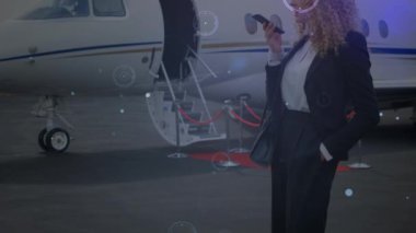 Kafkasyalı iş kadınının akıllı telefon kullanarak veri işleme animasyonu. Küresel iş ve dijital arayüz kavramı dijital olarak oluşturulmuş video.