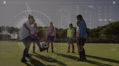 Çeşitli bayan futbolcular üzerinde veri işleme animasyonu. Küresel spor ve dijital arayüz kavramı dijital olarak oluşturulmuş video.