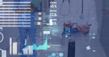 Çeşitli doktorlar üzerinde veri işleme animasyonu. Küresel tıp, bilgisayar ve dijital arayüz kavramı dijital olarak oluşturulmuş video.