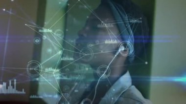 Kulaklık kullanan Afro-Amerikan liseli kız üzerinden bağlantı ağının animasyonu. Dijital olarak oluşturulan öğrenim ve eğitim konsepti.