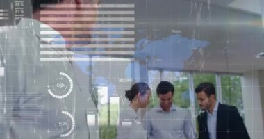 Çeşitli iş adamlarının konuşmaları üzerine veri işleme animasyonu. küresel iş ve dijital arayüz kavramı dijital olarak oluşturulmuş video.