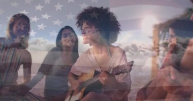 ABD ve gökyüzünün farklı insanların üzerindeki bulutlarla canlandırılması. Vatanseverlik ve kutlama konsepti dijital olarak oluşturulmuş video.