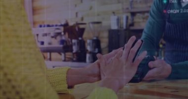 Ödeme terminali kullanan insanların dijital veri işlemlerinin animasyonu. Küresel finans, bağlantılar, veri işleme ve dijital arayüz kavramı dijital olarak oluşturulmuş video.