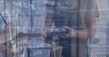 Finansal veri işleme ve borsa animasyonları akıllı telefondan ödeme yapan çeşitli insanlar üzerinde. Dijital olarak oluşturulan küresel finansman, bilgisayar ve dijital arayüz kavramı.