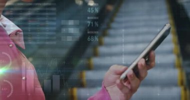 Akıllı telefon kullanan beyaz bir kadının elleri üzerinde grafiklerin animasyonu. Ekonomi, finans, iletişim ve teknoloji konsepti dijital olarak oluşturulmuş video,