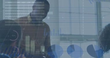 Afrika kökenli Amerikalı kadın ve erkek hakkındaki grafik ve finansal verilerin animasyonu. İş, finans, ekonomi ve teknoloji konsepti dijital olarak oluşturulmuş video.