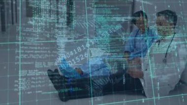 Hastane koridorunda çeşitli erkek ve kadın sağlık görevlilerinin tartıştığı verileri inceliyorum. Tıbbi sağlık ve teknoloji konsepti