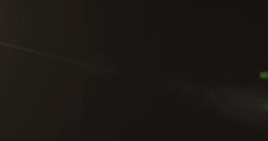 Gri arkaplandaki fotokopi alanına karşı ışık ve mercek noktasının dijital animasyonu. Teknoloji arka plan kavramı