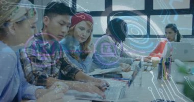 Çeşitli kadın ve erkek iş arkadaşları üzerinde dijital ekranda veri işleme animasyonu. İş, veri işleme, dijital güvenlik, bağlantılar ve teknoloji konsepti dijital olarak oluşturulmuş video,