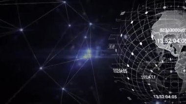 Karanlık arka plan üzerinde veri işleme ile dünyanın animasyonu. Küresel bilim, bağlantılar, veri işleme ve dijital arayüz kavramı dijital olarak oluşturulmuş video.