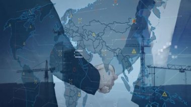 İş adamlarının el sıkışması üzerine dünya haritasının animasyonu. Küresel ağ, iş, iletişim ve teknoloji konsepti dijital olarak oluşturulmuş video.