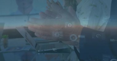 İş adamlarının el çırptığı dijital ekranların animasyonu. İş, teknoloji, veri ve dijital arayüz kavramı ile dijital olarak üretilen video.