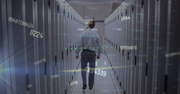 Bilgisayar Sunucu Odasında Yürüyen Erkek Mühendisin Dikiz Aynasından Mali Veri — Stok video