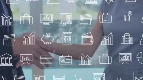 多个数字图标与商人和女商人在办公室握手的中间部分相对立 商业技术概念 — 图库视频影像
