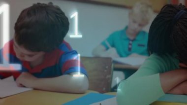 Okulda masa başında uyuyan Afrikalı Amerikalı kız üzerine ikili kod animasyonu. Okul, öğrenim, müzik eğitimi ve teknoloji konsepti dijital olarak oluşturulmuş video.