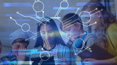 Okuldaki tablet kullanılarak çeşitli öğrenciler üzerinden bağlantı ağının animasyonu. Okul, eğitim, bilgilendirme ve dijital olarak oluşturulmuş teknoloji konsepti ile öğrenme.