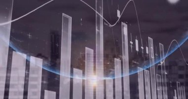 Şehir manzarası üzerindeki veri işleme ve küre animasyonu. Küresel bilim, bağlantılar, veri işleme ve dijital arayüz kavramı dijital olarak oluşturulmuş video.