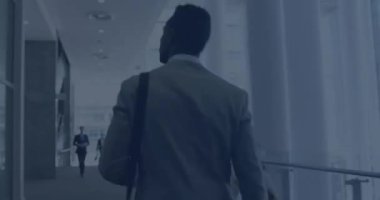 Afro-Amerikan iş adamının yürümesi üzerine veri işleme animasyonu. küresel iş ve dijital arayüz kavramı dijital olarak oluşturulmuş video.