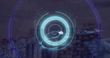 Şehir üzerinde veri işleme animasyonu. küresel iş ve dijital arayüz kavramı dijital olarak oluşturulmuş video.