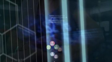 Arka plandaki veri işleme üzerine sosyal medya simgelerinin canlandırılması. küresel bağlantılar ve sosyal medya konsepti dijital olarak oluşturulmuş video.