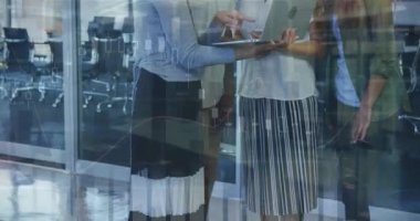 Çeşitli iş adamlarının konuşmaları üzerine veri işleme animasyonu. küresel iş ve dijital arayüz kavramı dijital olarak oluşturulmuş video.