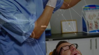 Beyaz dişçinin hastayla gülümseyen dişinin veri işleme animasyonu. Küresel iş ve dijital arayüz kavramı dijital olarak oluşturulmuş video.