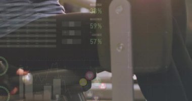 Sporcu kadın egzersizinde veri işleme animasyonu. Küresel spor ve dijital arayüz kavramı dijital olarak oluşturulmuş video.