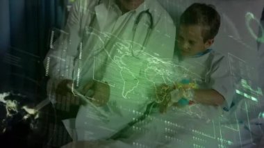 Kafkasyalı erkek doktor, hastanedeki beyaz çocuğa dijital tablet gösteriyor. Tıbbi sağlık ve teknoloji konsepti