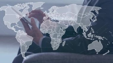 Tablet kullanan Kafkas işadamlarının elinde dünya haritasının animasyonu. Küresel ağ, iş, iletişim ve teknoloji konsepti dijital olarak oluşturulmuş video.