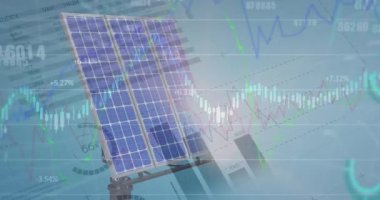 Güneş paneli üzerinden finansal veri işleme animasyonu. elektrik, enerji ve güç dağılımı dijital olarak oluşturulmuş video.