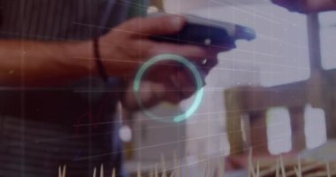 Ödeme terminalini kullanan beyaz insanların ellerinde finansal verilerin animasyonu. İş, ticaret, finans ve dijital olarak üretilen video konsepti.