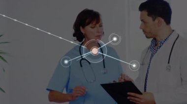 Hastanedeki çeşitli doktorlarla olan bağlantıların animasyonu. Küresel tıp, bağlantılar ve dijital arayüz konsepti dijital olarak oluşturulmuş video.