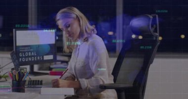 Kafkasyalı iş kadınının bilgisayar kullanarak veri işleme animasyonu. Küresel iş ve dijital arayüz kavramı dijital olarak oluşturulmuş video.