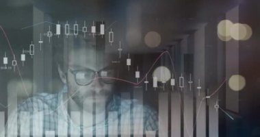 Kafkas adam üzerinde veri işleme animasyonu. Dijital olarak oluşturulmuş küresel bağlantılar, veri işleme ve dijital arayüz kavramı.