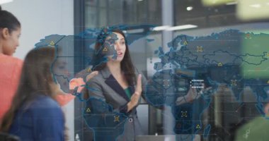 Toplantıda çeşitli iş adamlarının veri işleme animasyonları. küresel iş ve dijital arayüz kavramı dijital olarak oluşturulmuş video.