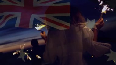 Sahildeki bir grup farklı arkadaşın üzerinde Avustralya bayrağı sallamanın animasyonu. Seyahat, tatiller, vatanseverlik ve dijital olarak üretilen kutlama konsepti.