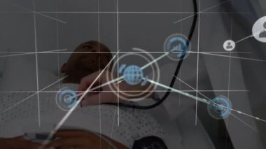 Afrika kökenli Amerikalı erkek hastayı inceleyen beyaz erkek doktorlara karşı dijital ikonlar ağı. Tıbbi sağlık ve teknoloji konsepti