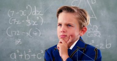 Matematik formüllerinin animasyonu, tahtanın üzerinde duran beyaz çocuk üzerinde. öğrenim, eğitim ve okul konsepti dijital olarak oluşturulmuş video.