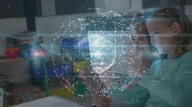 Tablet kullanan farklı okul kızlarının bağlantı ağının animasyonu. Küresel eğitim ve dijital arayüz kavramı dijital olarak oluşturulmuş video.