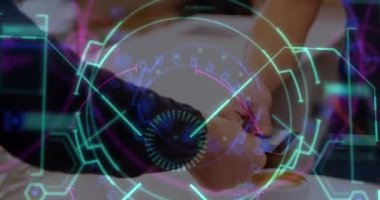 Ödeme terminalini kullanan beyaz insanların elleri üzerinde dijital ekranın animasyonu. İş, kablosuz ödemeler, finans ve işlem güvenliği kavramı dijital olarak oluşturulmuş video.