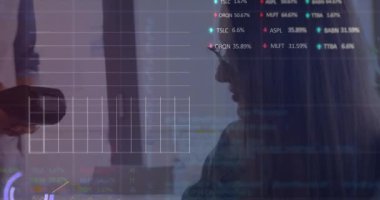 Akıllı telefondan ödeme yapan farklı insanlar üzerinde finansal veri işleme animasyonu. Dijital olarak oluşturulan küresel finansman, bilgisayar ve dijital arayüz kavramı.
