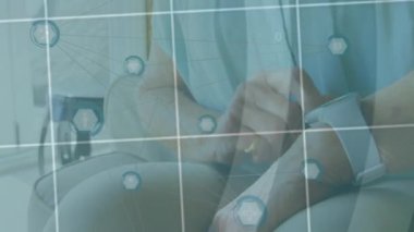 Akıllı seğirme kullanan beyaz kadın üzerinden biyolojik verilerin ve bağlantı ağının animasyonu. Sağlık ve verimlilik analizi, dijital arayüz ve teknoloji konsepti dijital olarak oluşturulmuş video.